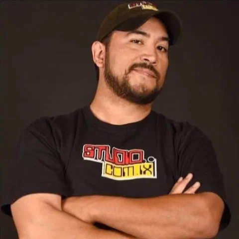 Alfonso Espinos, arms folded, in a Studiocomix T-shirt